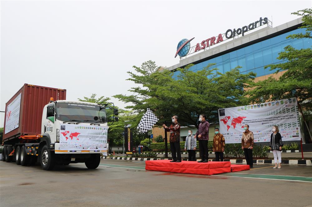 The release of containers for Astra Otoparts spare parts products in the form of Incoe batteries, Aspira Premio outer tires, and Aspira spare parts by the President Director of PT Astra Otoparts Tbk (AOP) Hamdhani Dzulkarnaen Salim (holding the flag) witnessed by the AOP Directors (4/12).